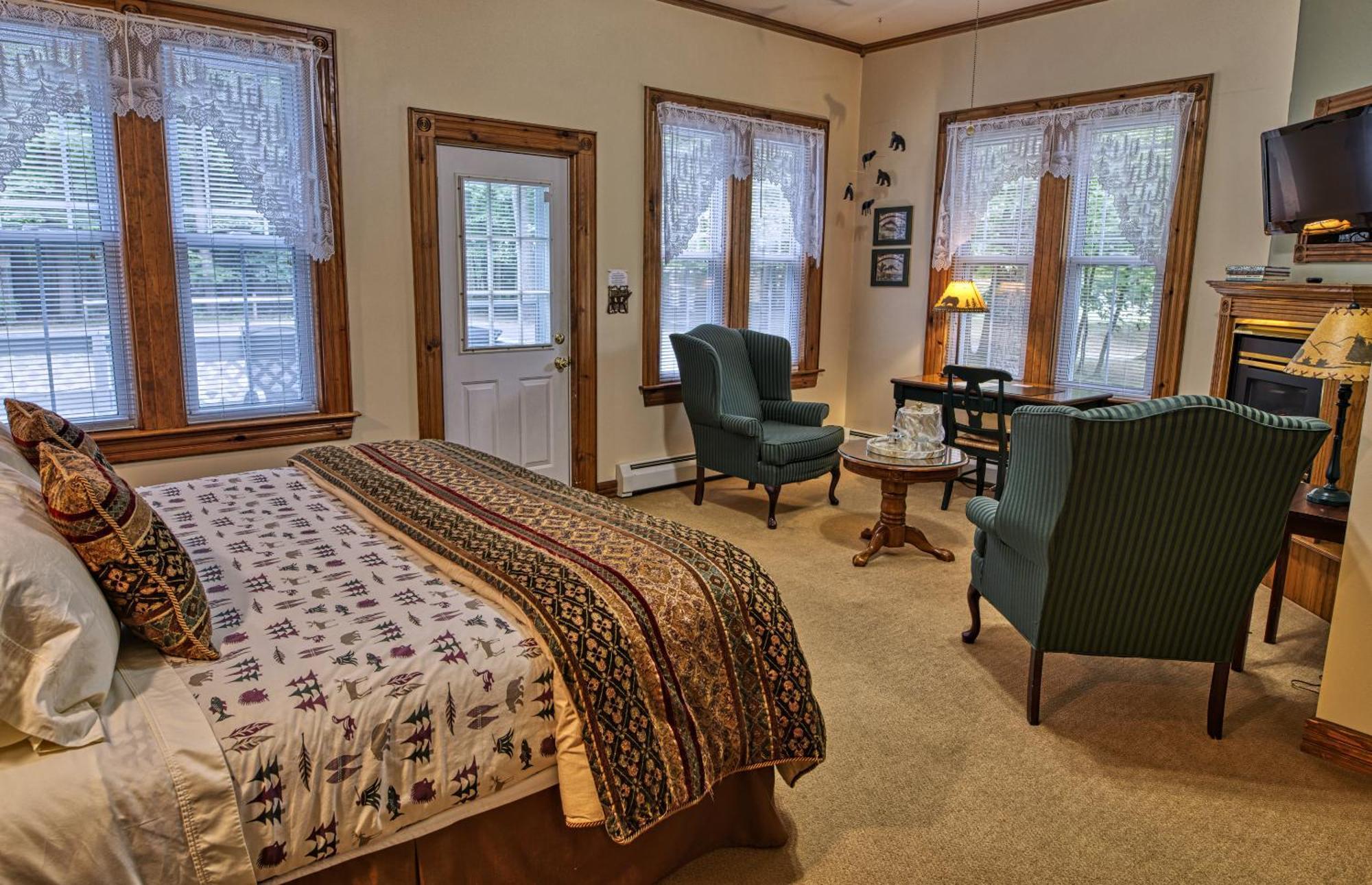 Lake Luzerne Rockwell Falls Inn And Wine Bar חדר תמונה