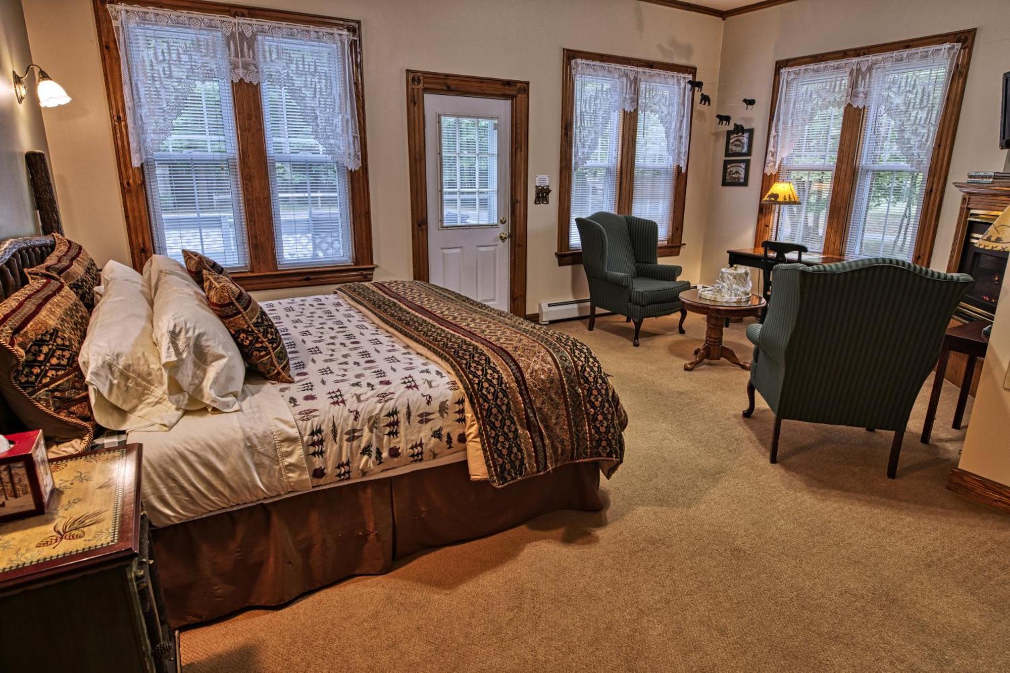 Lake Luzerne Rockwell Falls Inn And Wine Bar חדר תמונה