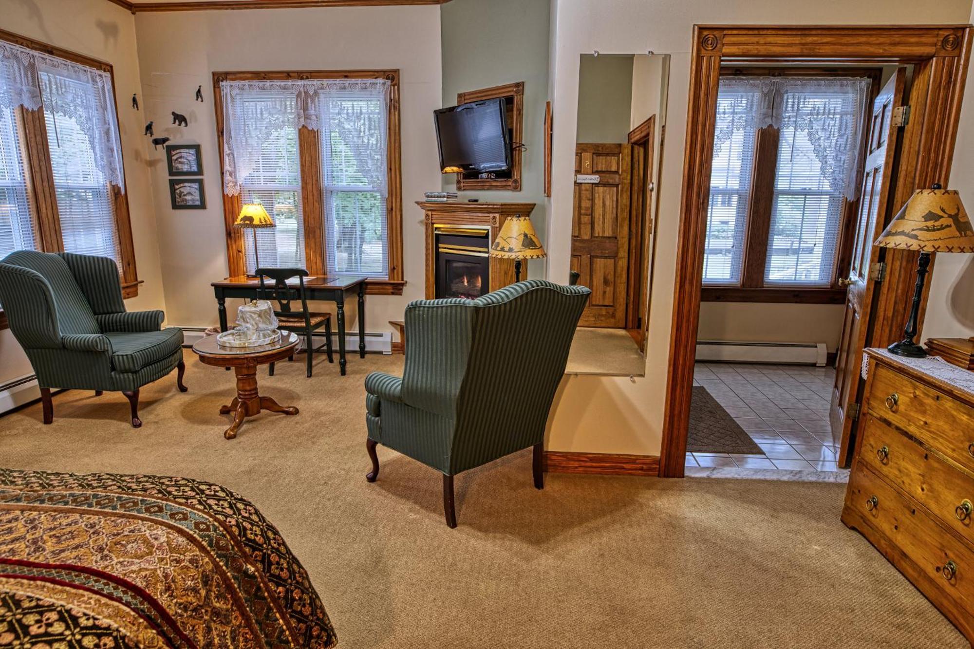 Lake Luzerne Rockwell Falls Inn And Wine Bar חדר תמונה