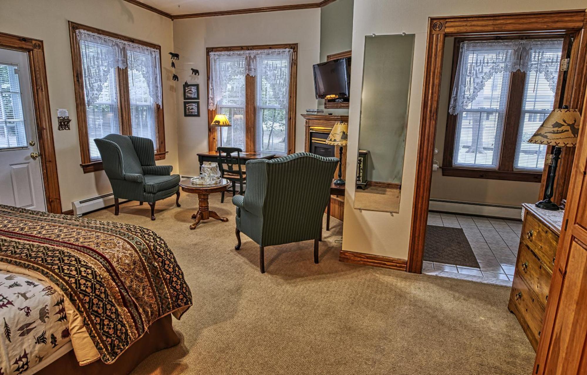 Lake Luzerne Rockwell Falls Inn And Wine Bar חדר תמונה