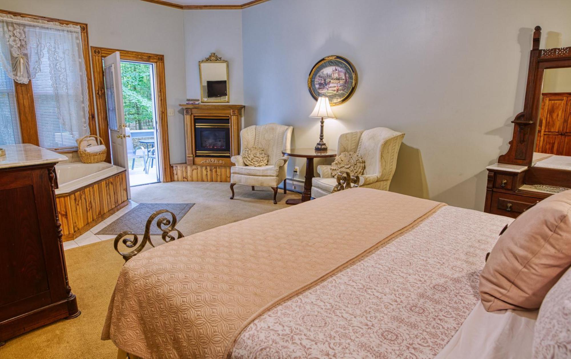 Lake Luzerne Rockwell Falls Inn And Wine Bar חדר תמונה