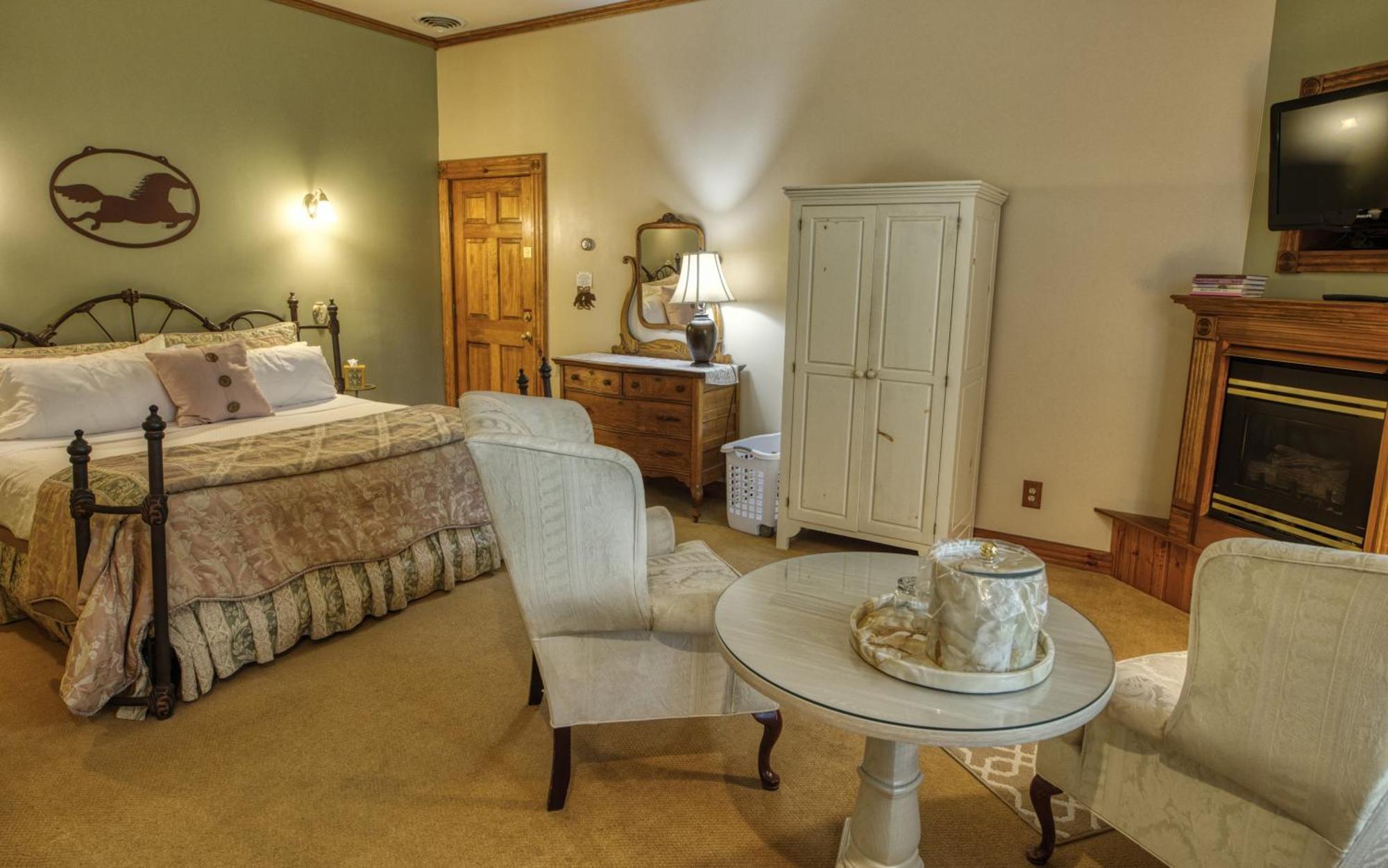 Lake Luzerne Rockwell Falls Inn And Wine Bar חדר תמונה