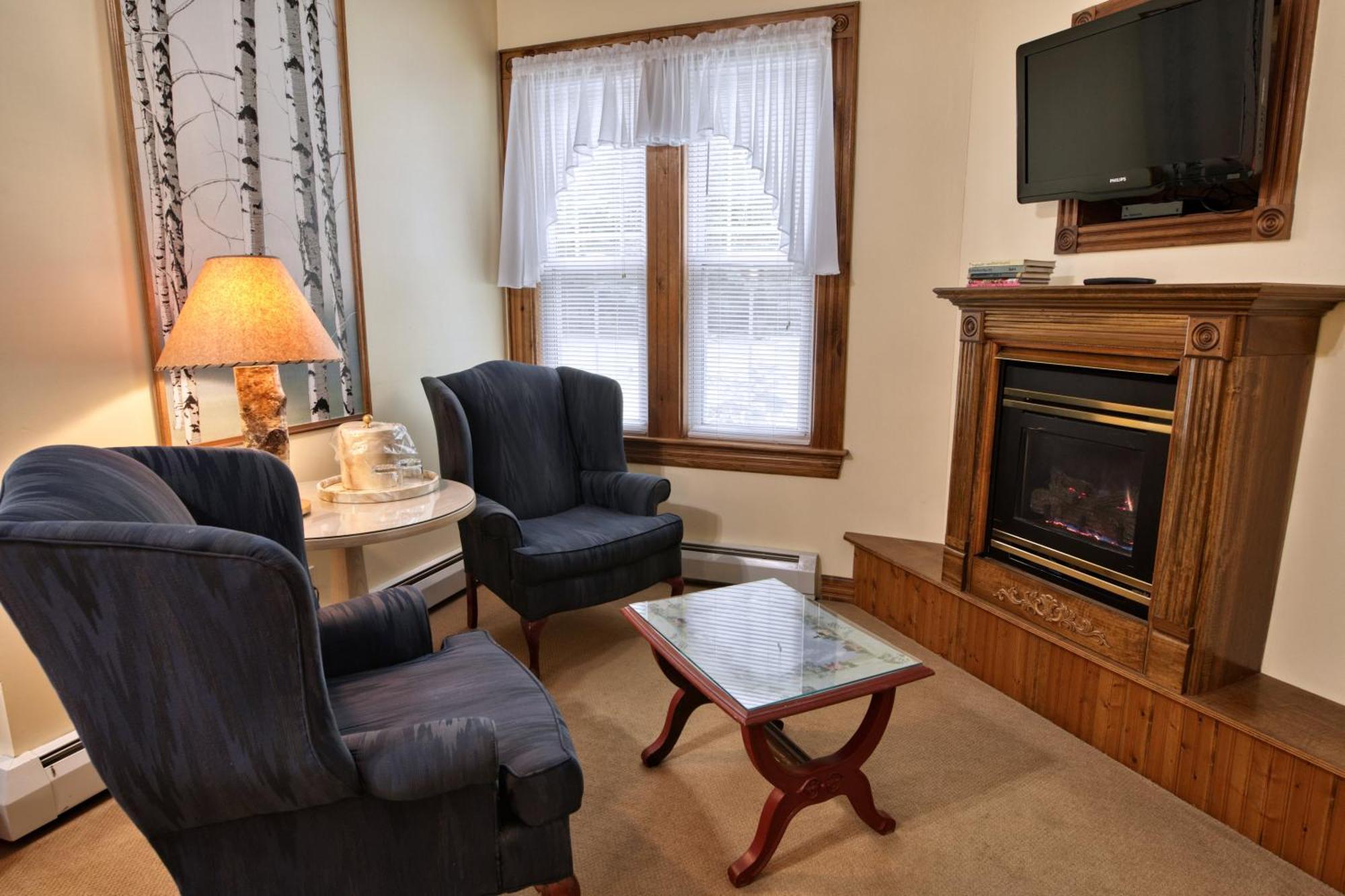 Lake Luzerne Rockwell Falls Inn And Wine Bar חדר תמונה