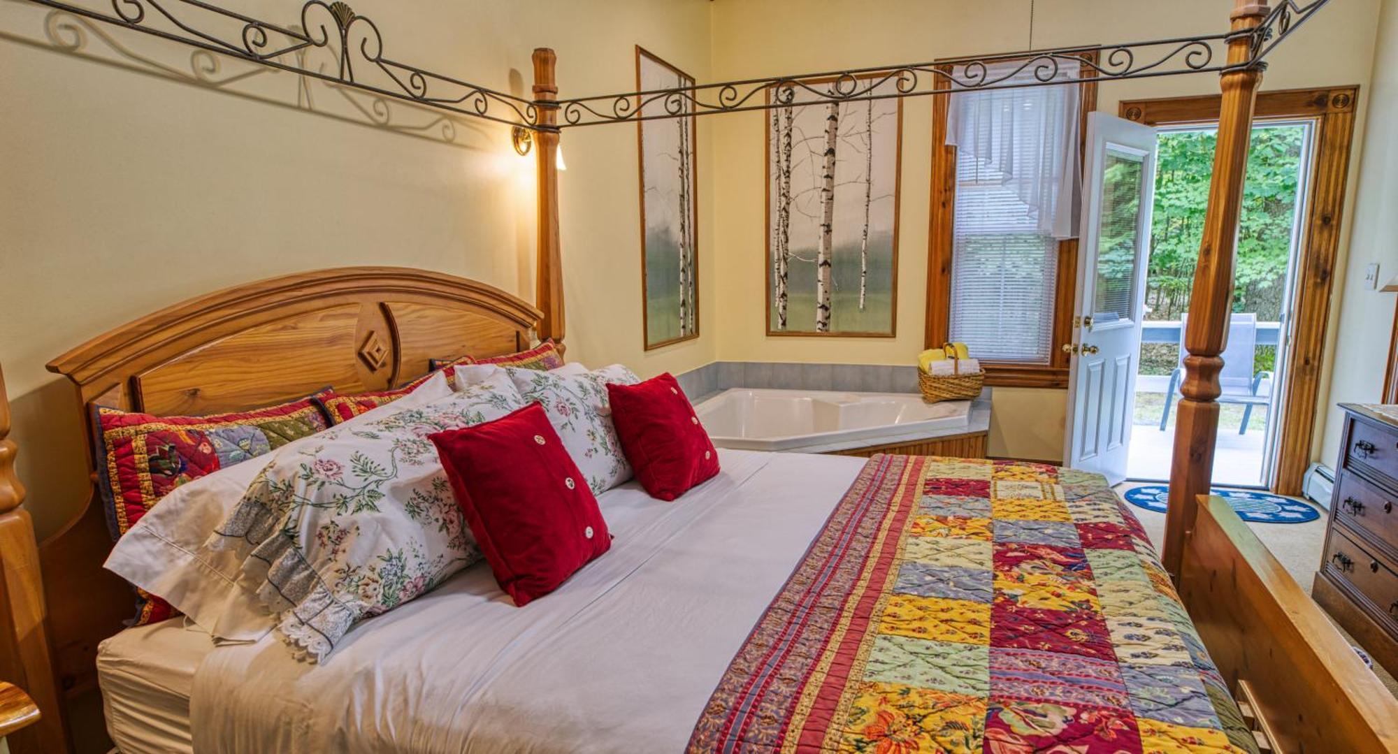 Lake Luzerne Rockwell Falls Inn And Wine Bar חדר תמונה
