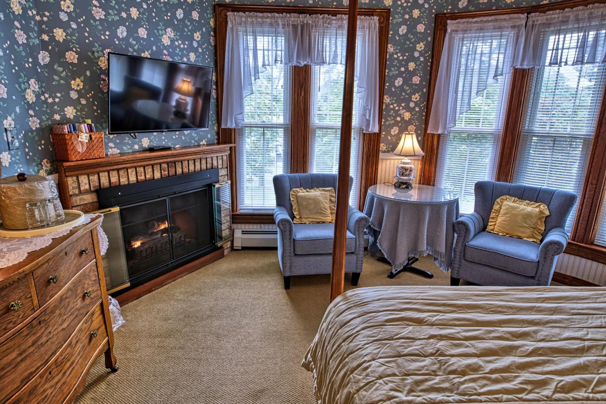 Lake Luzerne Rockwell Falls Inn And Wine Bar חדר תמונה