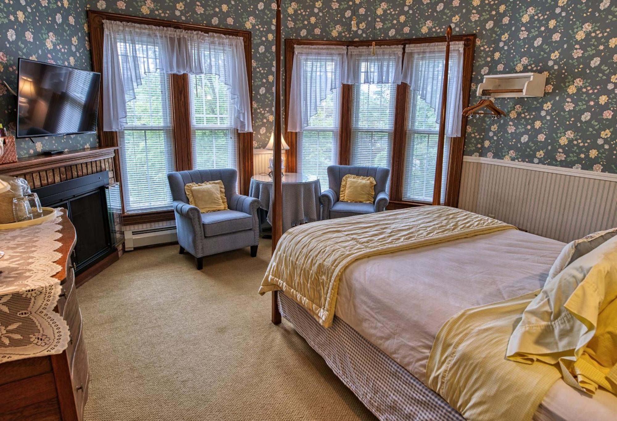 Lake Luzerne Rockwell Falls Inn And Wine Bar חדר תמונה