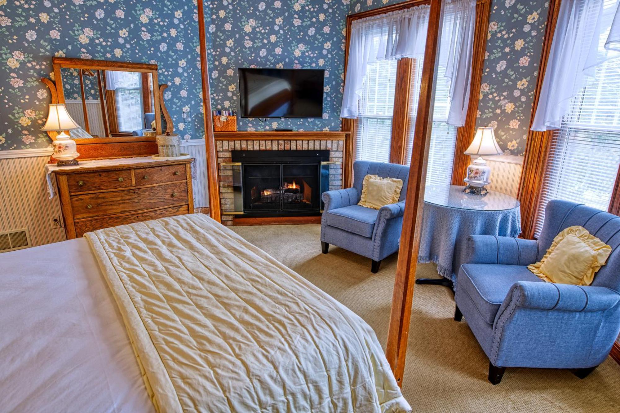 Lake Luzerne Rockwell Falls Inn And Wine Bar חדר תמונה
