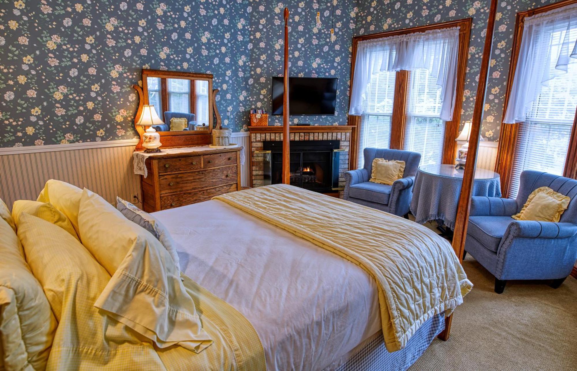 Lake Luzerne Rockwell Falls Inn And Wine Bar חדר תמונה