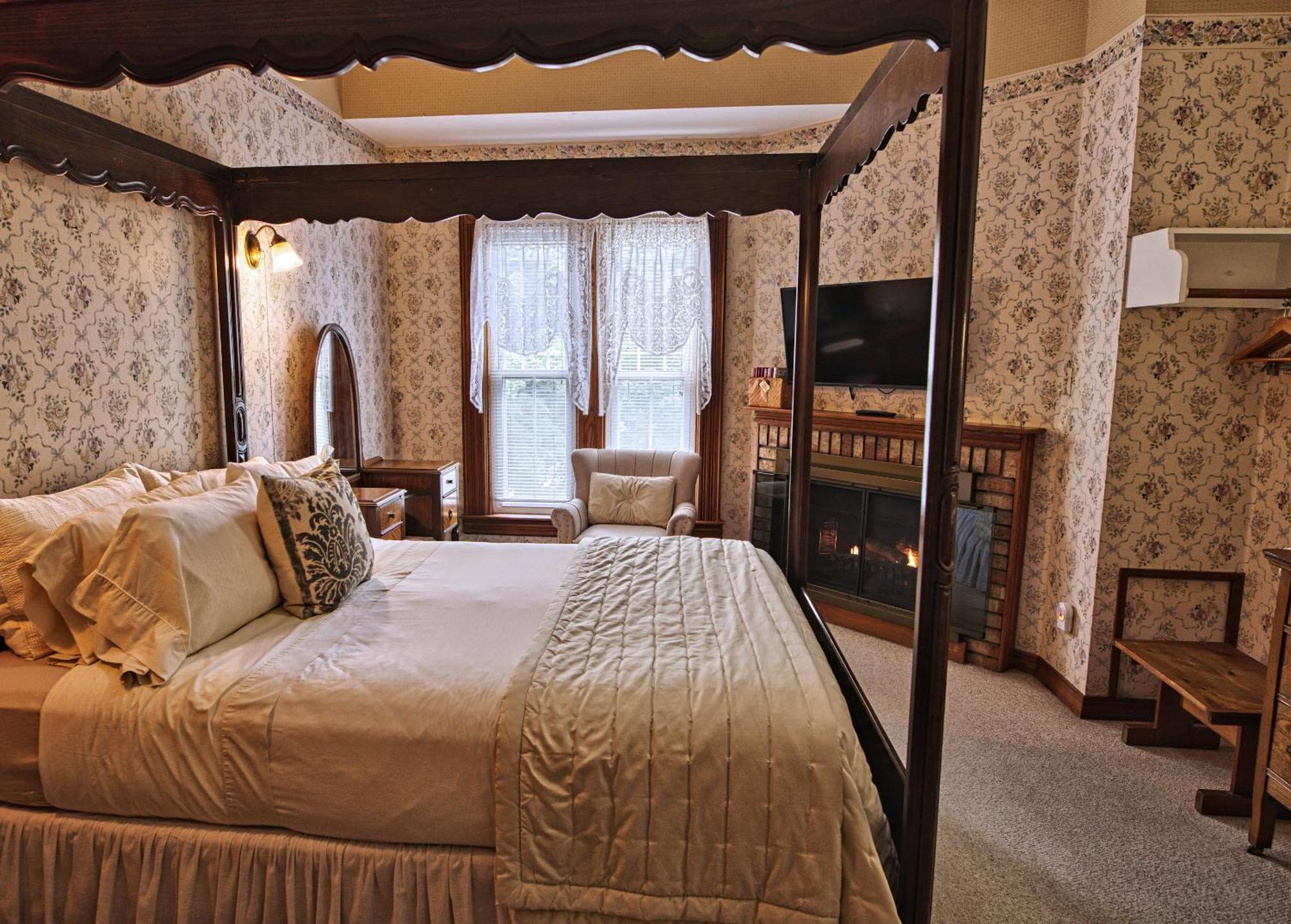 Lake Luzerne Rockwell Falls Inn And Wine Bar חדר תמונה