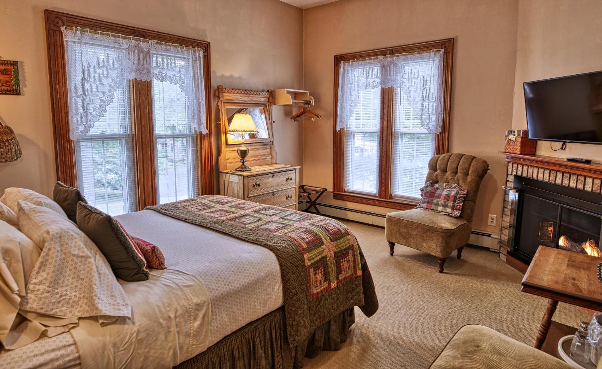Lake Luzerne Rockwell Falls Inn And Wine Bar חדר תמונה