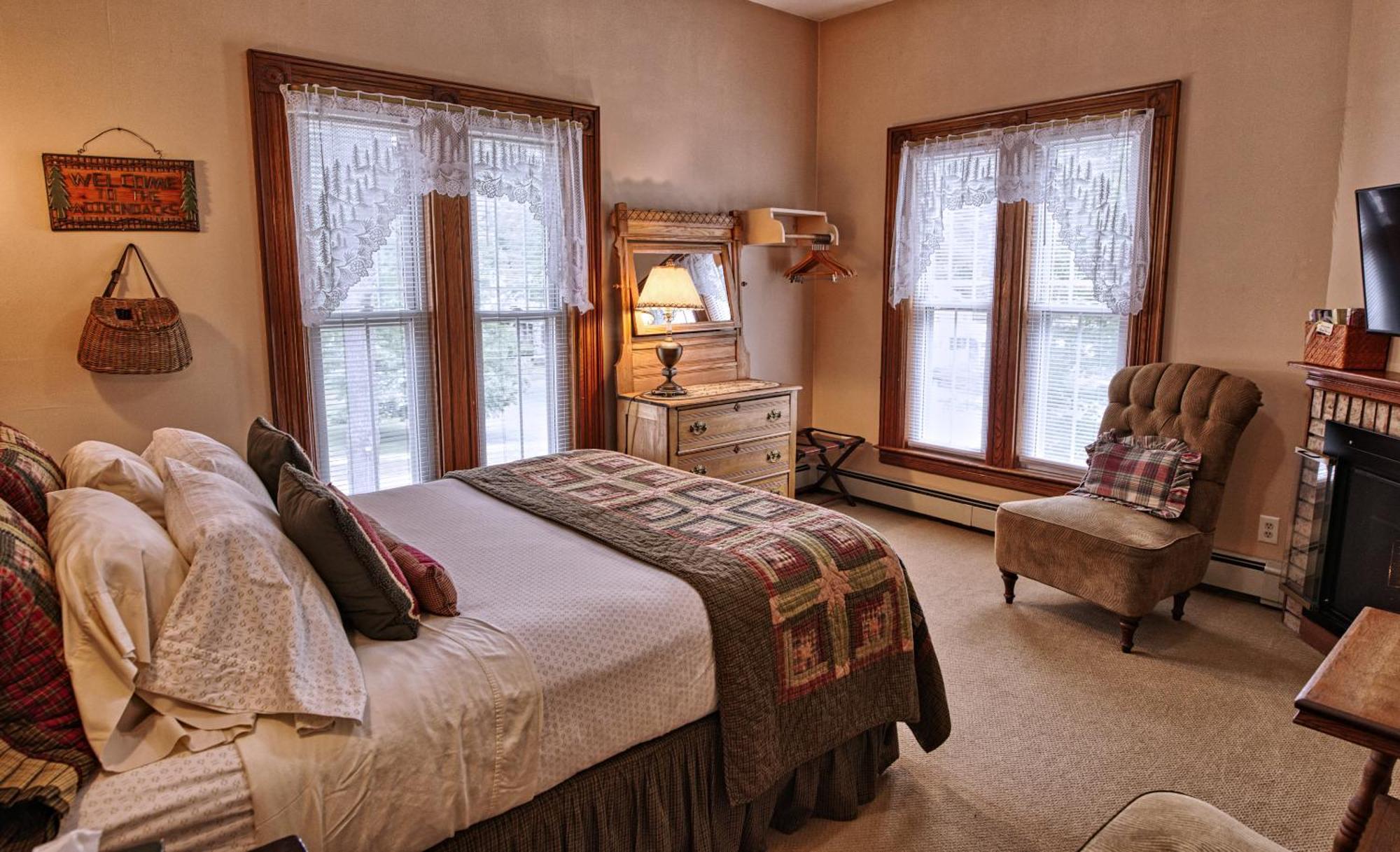 Lake Luzerne Rockwell Falls Inn And Wine Bar חדר תמונה