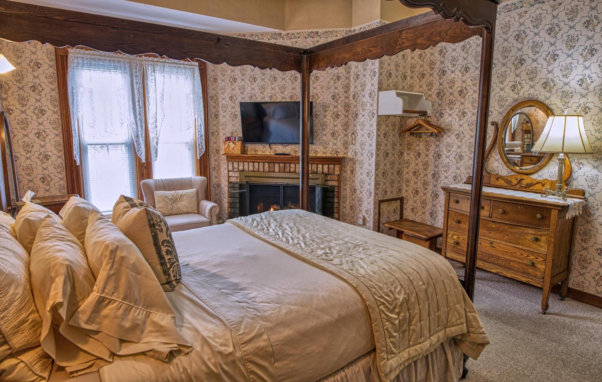 Lake Luzerne Rockwell Falls Inn And Wine Bar חדר תמונה