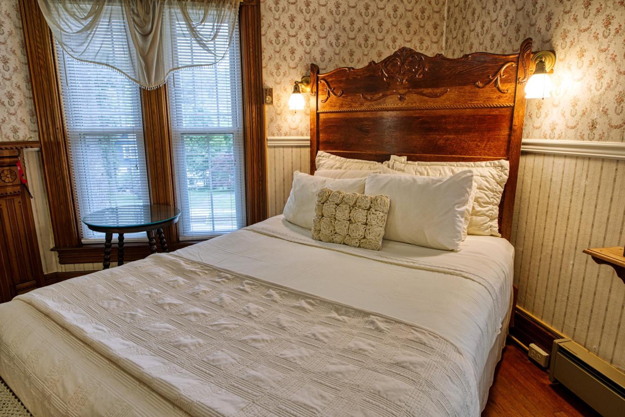 Lake Luzerne Rockwell Falls Inn And Wine Bar חדר תמונה