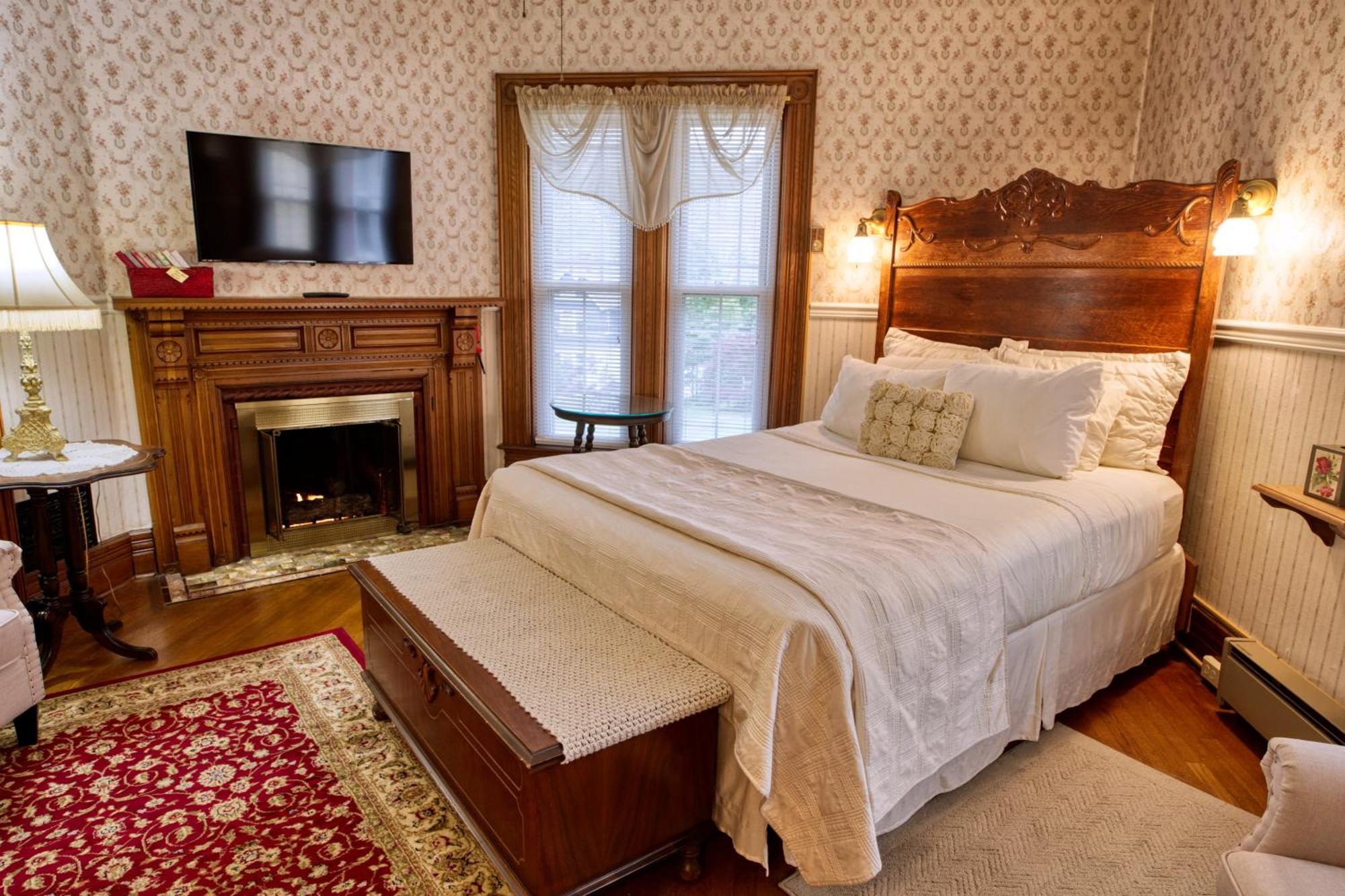 Lake Luzerne Rockwell Falls Inn And Wine Bar חדר תמונה