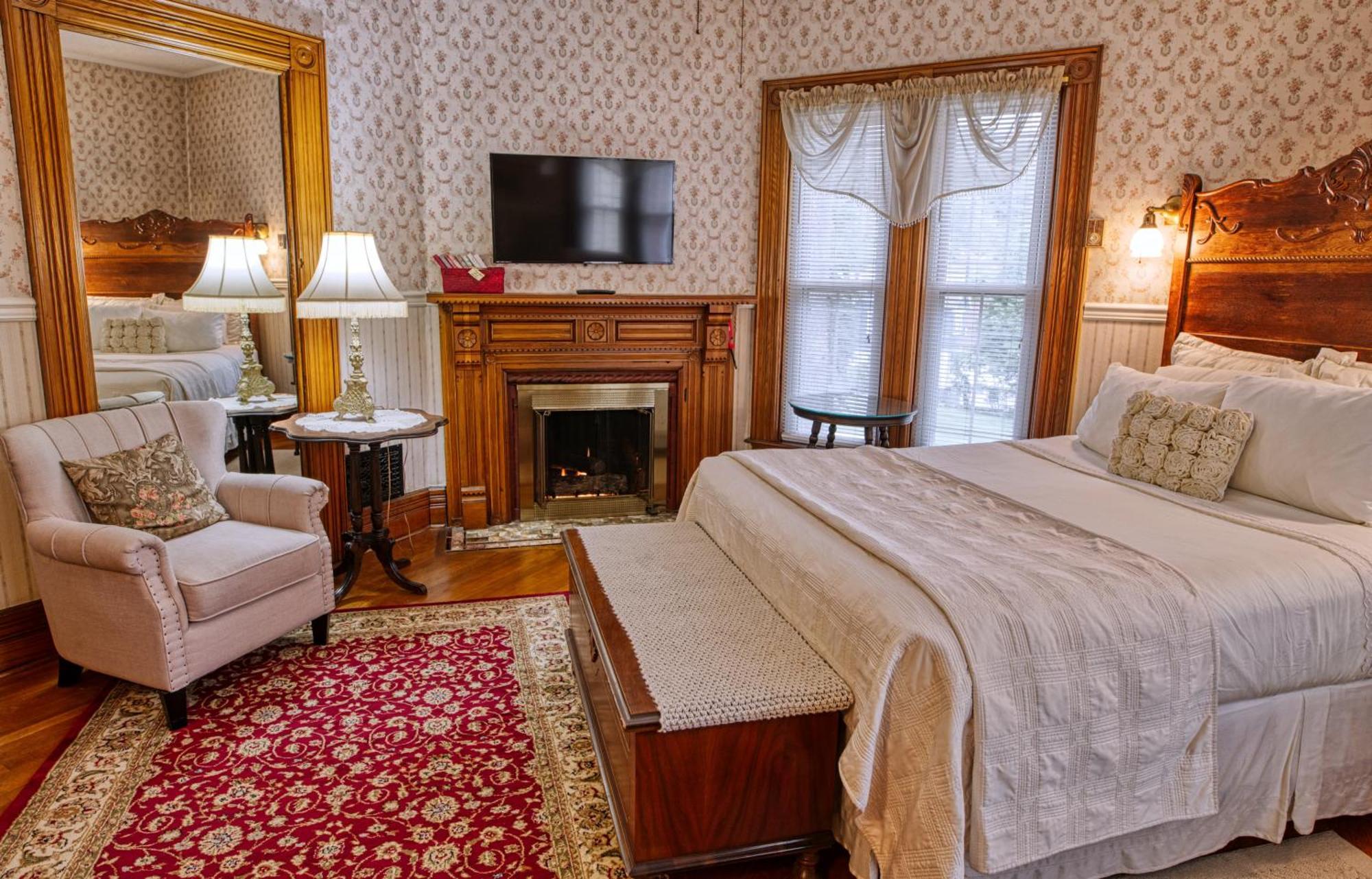 Lake Luzerne Rockwell Falls Inn And Wine Bar חדר תמונה