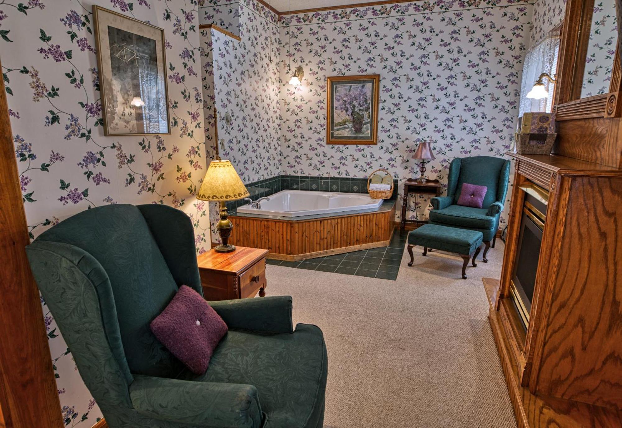 Lake Luzerne Rockwell Falls Inn And Wine Bar חדר תמונה