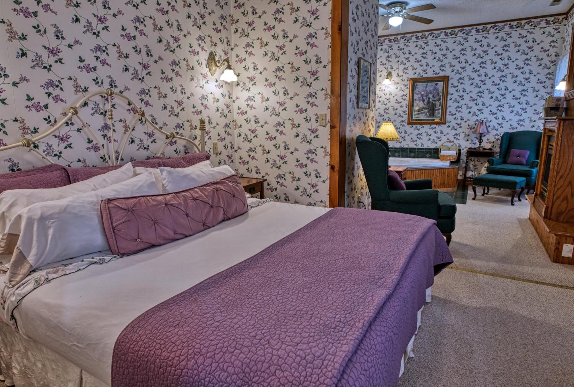 Lake Luzerne Rockwell Falls Inn And Wine Bar חדר תמונה