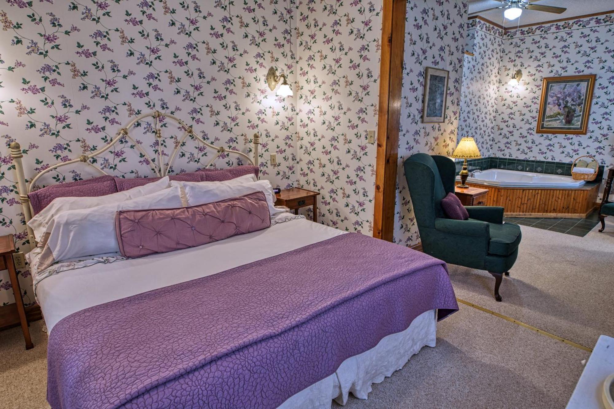 Lake Luzerne Rockwell Falls Inn And Wine Bar חדר תמונה