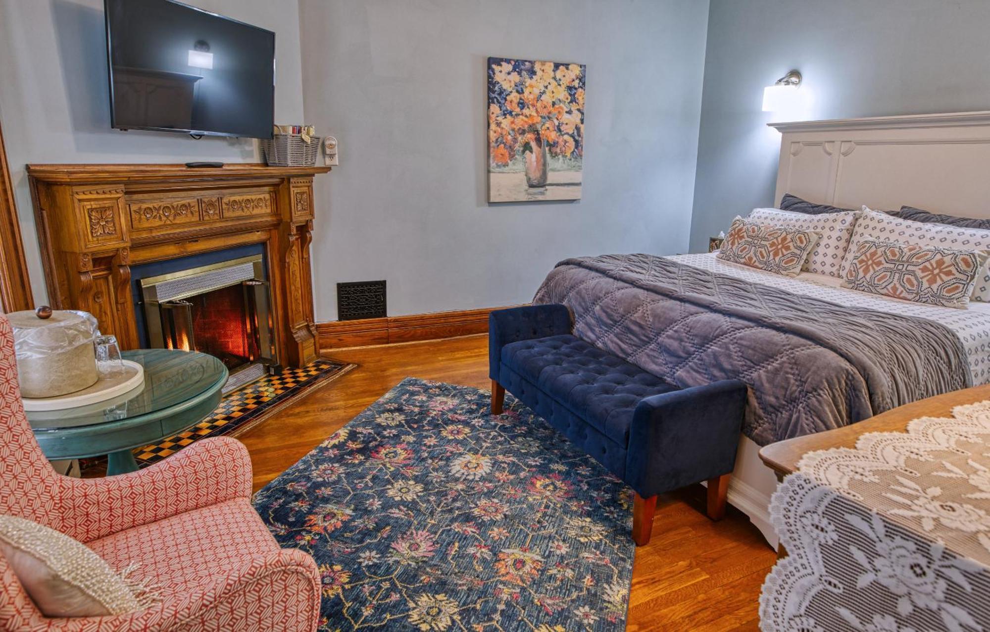 Lake Luzerne Rockwell Falls Inn And Wine Bar חדר תמונה