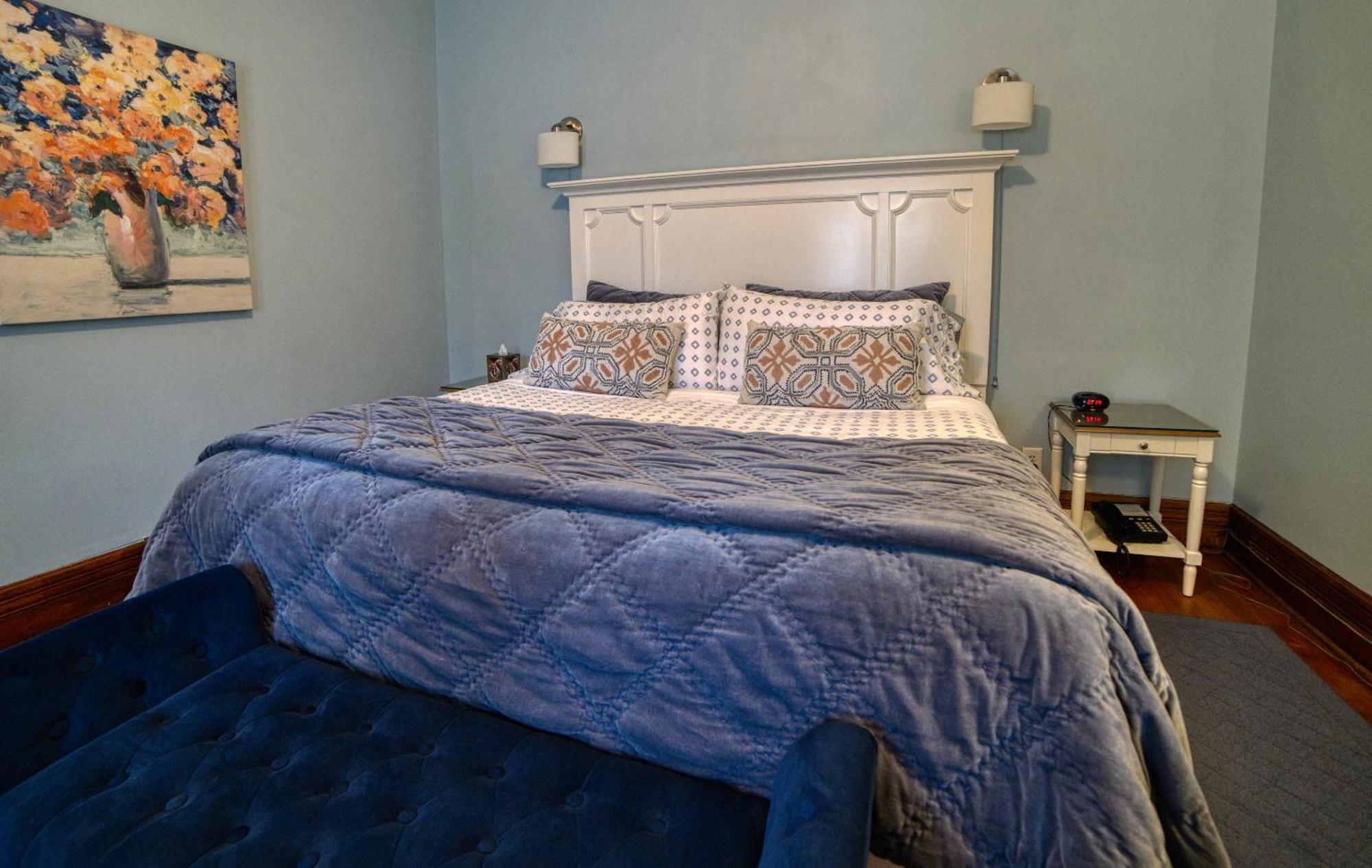 Lake Luzerne Rockwell Falls Inn And Wine Bar חדר תמונה