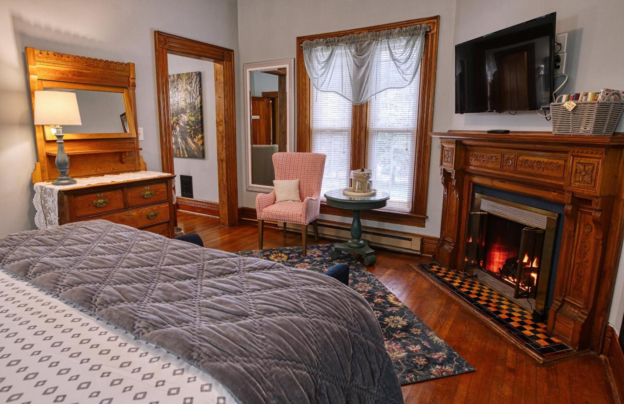 Lake Luzerne Rockwell Falls Inn And Wine Bar חדר תמונה