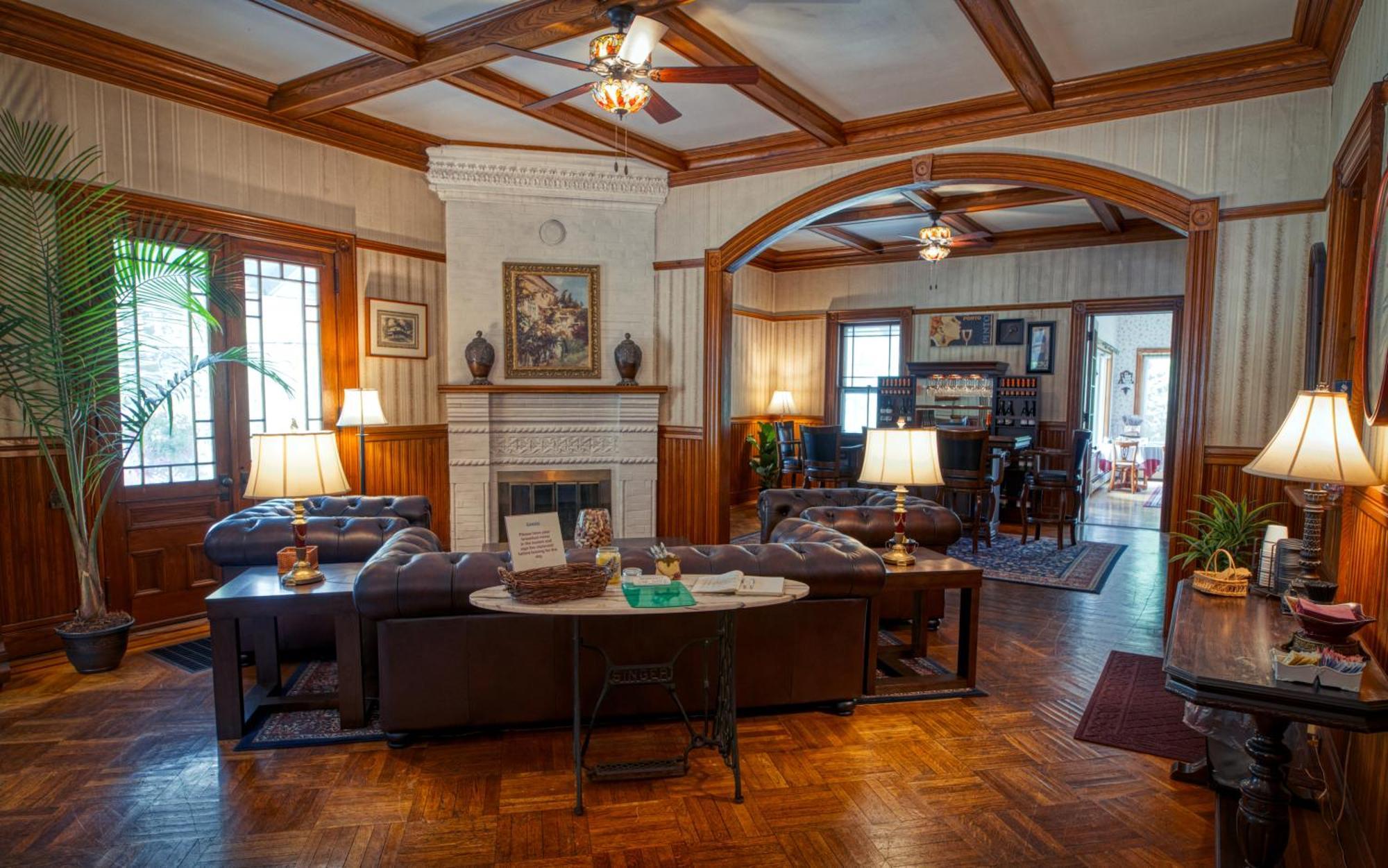 Lake Luzerne Rockwell Falls Inn And Wine Bar מראה חיצוני תמונה